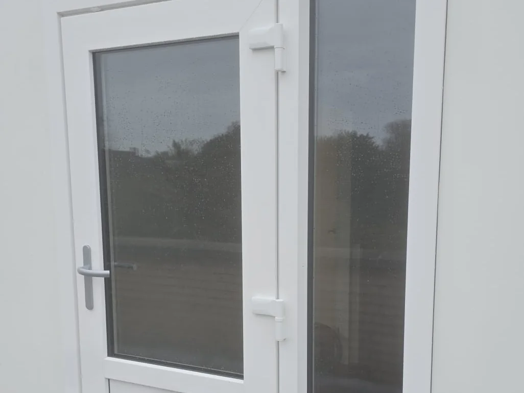 Nieuwe witte deur met glas en zijlicht