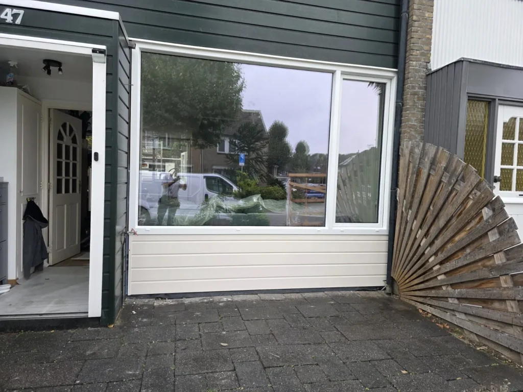 Nieuw raam en paneel na oplevering