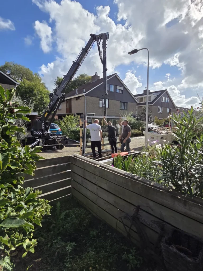 Levering van de kozijnen met kraan