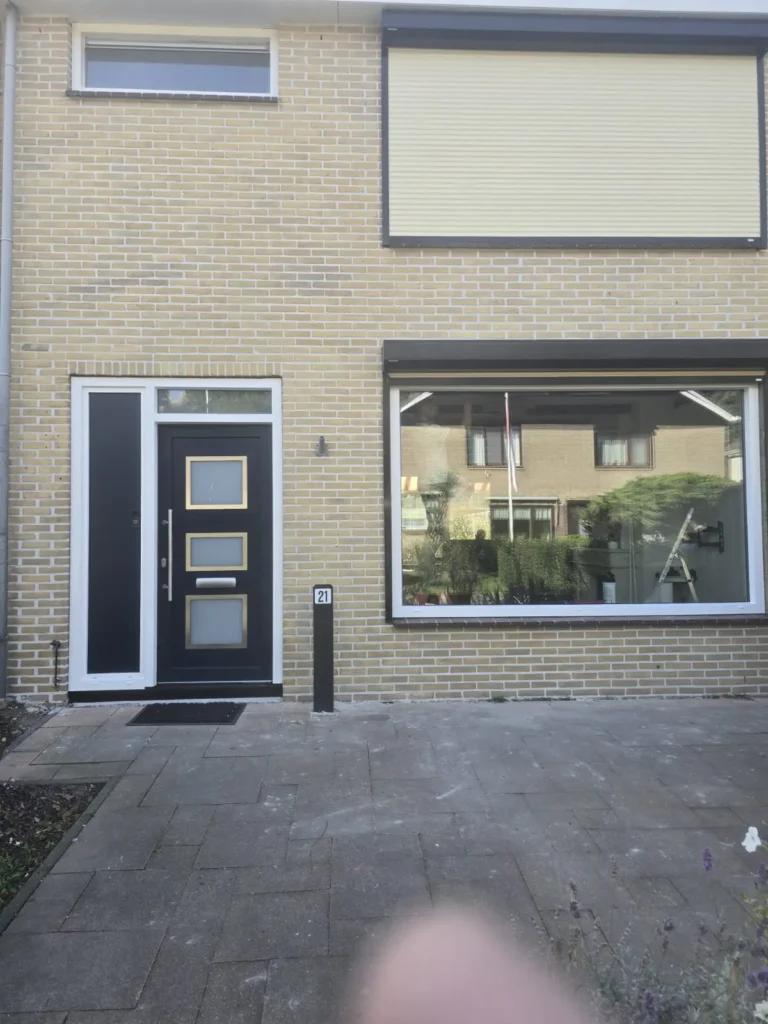 Opgeleverde gevel met nieuwe voordeur en raam